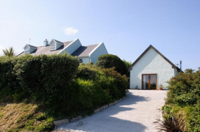 Отель The Hut at Baywatch Bed & Breakfast  Ринвайл